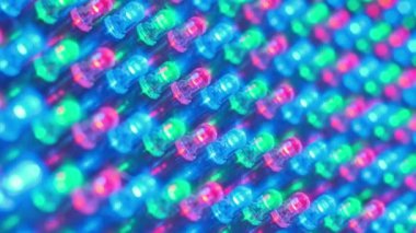 Birçok RGB LED 'i farklı renklerde parlar. Işık yayan diyotları olan panel ışıkları. Kırmızı, yeşil, mavi yarı iletken diyotların arka planı. Farklı efektlere sahip LED-noktalar. Yakın plan.