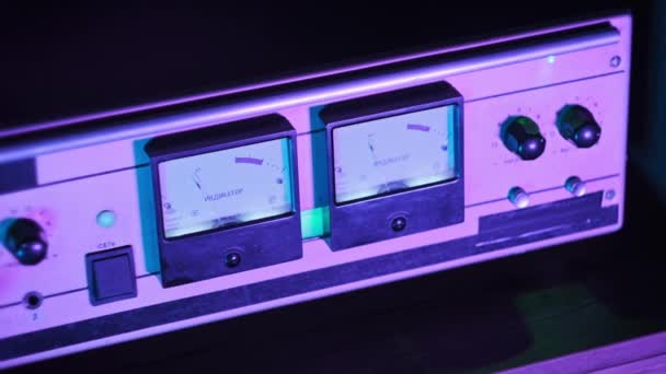 老式管放大器立体声电平的两个大的回旋箭头指示器 在多色照明中听音乐时改变音阶指示 数量水平 订阅费 — 图库视频影像