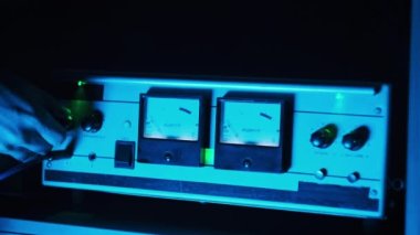 Eski bir tüp yükselticisinde stereo ses düzeyi için iki büyük retro ok göstergesi. Neon ışıkta müzik dinlerken ses düzeyi göstergesini değiştir. Ses düzeyi. Yazıtlar - gösterge