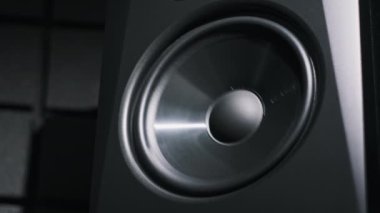 Stüdyo bas hoparlörü bir kayıt stüdyosundaki yüksek sesli müzikten titreşiyor, yakın plan. Yavaş çekimde bas sesinden ses çıkaran modern hoparlör zarı. Düşük frekansta bas konisi üzerinde çalışıyorum. Hi-fi ses sistemi