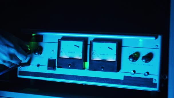ヴィンテージチューブアンプのステレオサウンドレベル用の2つの大きなレトロアローインジケータ ネオン照明で音楽を聴いている間 サウンドレベルの表示を変更します ボリュームレベル インスクリプション インジケータ — ストック動画