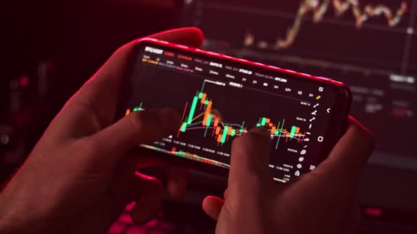 Investidor Verificando Mercado Criptografia Aplicativo Telefone Móvel Trader Analisando Preço — Vídeo de Stock