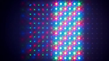 Farklı efektlerle parlayan RGB LED ışıklarının çok renkli arka planı. Bir sürü yarı iletken diyotlu LED panel, yakın plan. Kırmızı, yeşil ve mavi ışık yayan diyotların LED-noktalar