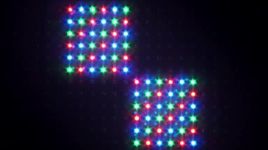 Farklı efektlerle RGB LED panel arka planı. Parlayan ışık yayan diyotların çok renkli ışığı. Bir sürü yarı iletken diyotlu LED panel, yakın plan. LED noktalar kırmızı, yeşil ve mavi