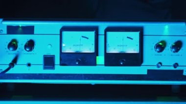 Klasik tüp amplifikatörünün ses seviyesi için iki stereo ok göstergesi. Neon ışıklandırmada ses sinyalinin analog ses seviyesi ölçümleri. Stereo retro ses. Yazıtlar - gösterge, SSCB 'de yapıldı.