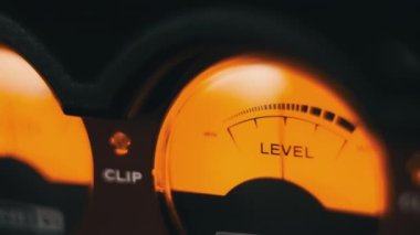 Ses sinyal seviyesinin iki analog çevirme göstergesi. Klasik ok ses seviyesiyle senkronize hareket eder. Sarı arka farlı yuvarlak hacim ölçeği, VU metre. DB desibellerini ölçen eski ölçü göstergesini kapat