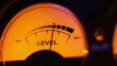 Ses sinyali seviyesinin analog arama göstergesi. Klasik ok ses seviyesiyle senkronize hareket eder. Sarı arka farlı yuvarlak klasik hacim göstergesi, VU metre. DB desibellerini ölçen eski ölçü göstergesini kapat
