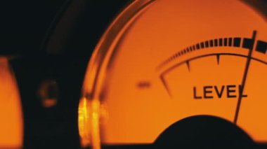 Ses sinyali seviyesinin analog arama göstergesi. Klasik ok ses seviyesiyle senkronize hareket eder. Sarı arka farlı yuvarlak klasik hacim göstergesi, VU metre. DB desibellerini ölçen eski ölçü göstergesini kapat