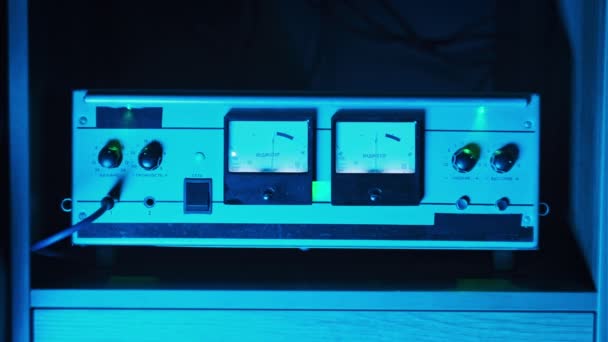 在老式管放大器上有两个用于立体声电平的大的复古箭头指示器 在霓虹灯照明中听音乐时改变音阶指示 数量水平 订阅费 — 图库视频影像