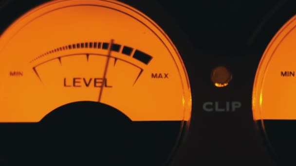 黄色のバックライトを持つオーディオ信号レベルの2つのアナログラウンド指標 クローズアップ古典的なレトロな矢印Vuメートル 古い機器 音楽再生や録音 テープレコーダーの音量Dbデシベル — ストック動画