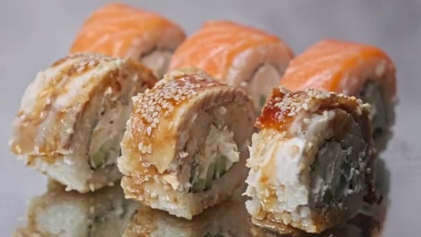 Sushi Rotiert Auf Einem Spiegeltisch Fertig Verzehrfertige Japanische Sushi Rollen — Stockvideo