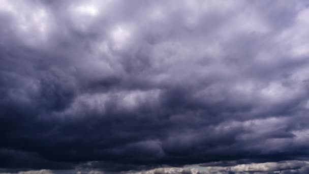 積雲の時間経過暗い雲が空に移動します 光と灰色の雲 時間の経過と雲の空間背景 天候の変化 コピースペース 嵐の雲の空間 — ストック動画