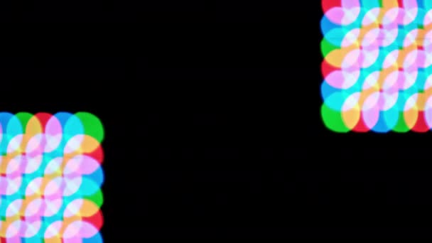 ぼやけの異なる効果を持つRgb Ledパネルの背景 マルチカラーの光発光ダイオード Ledパネル 多くの明るい半導体ダイオード クローズアップ Ledドットレッド グリーンブルーカラー — ストック動画