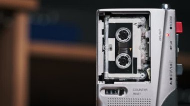 Dönen bir mikrokaset kaydedicisi olan taşınabilir ses kaydedici. Taşınabilir el kamerası, kaset oynatıcı. Yakın çekim mikro kaset ve kayıt cihazındaki kayıt cihazı. Boşluğu kopyala