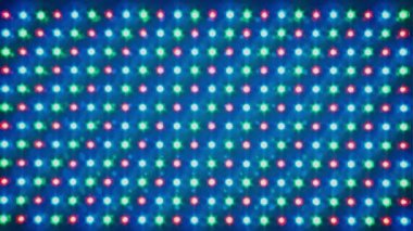 Farklı efektlerle parlayan RGB LED ışıklarının çok renkli arka planı. Bir sürü yarı iletken diyotlu LED panel, yakın plan. Kırmızı, yeşil ve mavi ışık yayan diyotların LED-noktalar