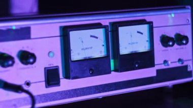 Antika bir tüp yükselticisinde ok ses düzeyi göstergeleri. Retro göstergeler çok renkli ışıklandırmada sinyal seviyesiyle dalgalanıyor. Stereo db ses seviyesi. Yazı - gösterge, SSCB 'de yapıldı.