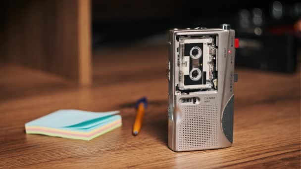 Vintage Mikrokazetta Audio Magnó Álló Függőleges Felvétel Hang Egy Közeli — Stock videók