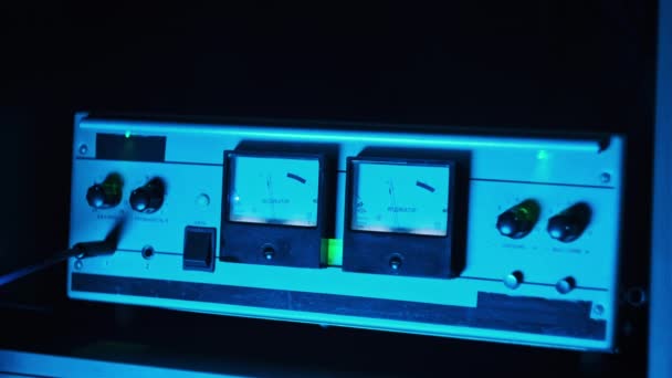 ヴィンテージチューブアンプのサウンドレベルのための2つのステレオアローインジケータ ネオン照明における音声信号のアナログサウンドレベルメーター ステレオレトロなサウンド ソ連で作られた指標 — ストック動画