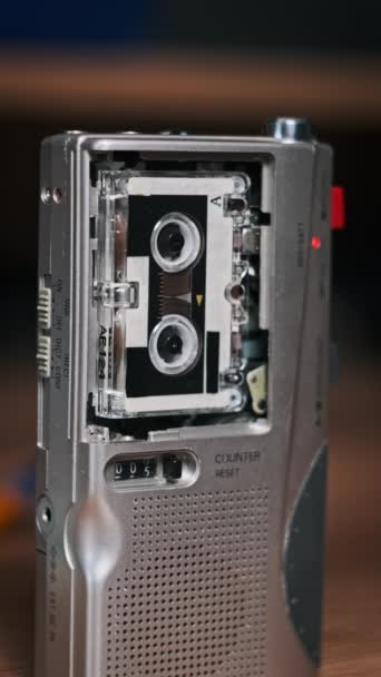 带有旋转微型盒式磁带录音的垂直便携式盒式磁带录音机 便携式手提式录音机 磁带复古播放器 闭路盒式磁带和录音机里的滚动磁带 — 图库视频影像