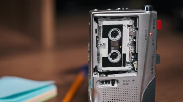 Gravador Voz Cassete Portátil Com Uma Voz Rotativa Gravação Microcassetes — Vídeo de Stock