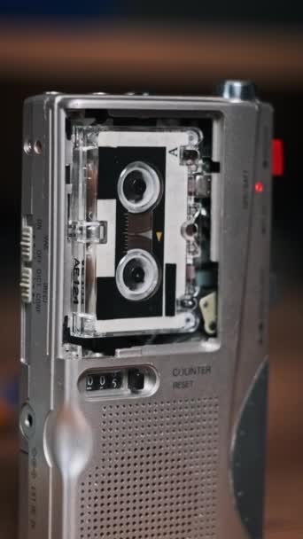 Microcassette Vertical Gira Una Grabadora Portátil Mano Una Mesa Madera — Vídeos de Stock