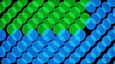 RGB LED paneli arka planı ve bulanık bir şekilde farklı etkileri var. Parlayan çok renkli ışık yayan diyotlar. LED panel, birçok yarı iletken diyot, yakın plan. LED noktalar kırmızı, yeşil mavi renkler, bokeh