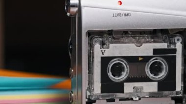 Dönen bir mikrokaset kaydedicisi olan taşınabilir ses kaydedici. Taşınabilir el kamerası, kaset oynatıcı. Yakın çekim mikro kaset ve kayıt cihazındaki kayıt cihazı. Boşluğu kopyala