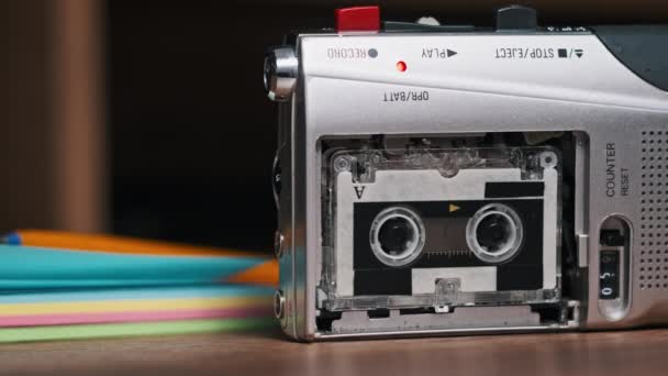 老式微型盒式磁带录音机录音 微型盒式磁带和录音机里的滚动磁带在木制桌子上的特写 呼叫录音 Rec语音 录音机 — 图库视频影像