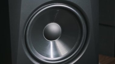 Stüdyo monitör hoparlörü bir kayıt stüdyosundaki bas müzik yüzünden titreşiyor, yakın plan. Modern hoparlör zarı ağır çekimde yüksek sesle şarkı dinlerken hareket eder. Düşük frekansta bas hoparlörü çalışıyor. HiFi