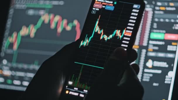 Трейдер Анализирует Онлайн Цену Btc Графике Криптовалюты Экране Смартфона Инвестор — стоковое видео