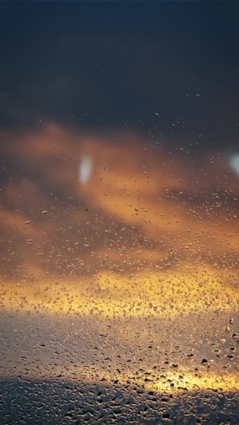 Függőleges Háttér Esőcseppek Minta Pohár Ablak Naplemente Színes Narancssárga Mozgó — Stock videók