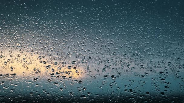Hujan Perlahan Lahan Mengalir Bawah Kaca Jendela Terhadap Langit Matahari — Stok Video