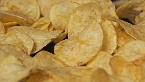 Chipsurile Cartofi Rotește Fundal Negru Aproape Mulțime Chips Uri Crocante — Videoclip de stoc