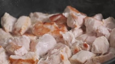 Tavuk eti parçaları ev mutfağında kızartma tavasında kızartılır. İştah açıcı doğranmış et, sobanın üzerinde çubuksuz kızartma tavasında pişirilir. Yemek hazırlama, fileto kızartma.
