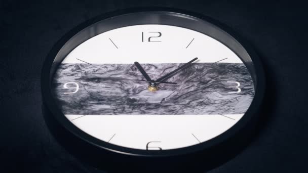 ウォールクロックは時計の針をタイムラプスで回転させる 円形のダイヤルクローズアップはゆっくりと回転し 秒の矢印を移動します 時間切れだ 時間のフルターン または — ストック動画