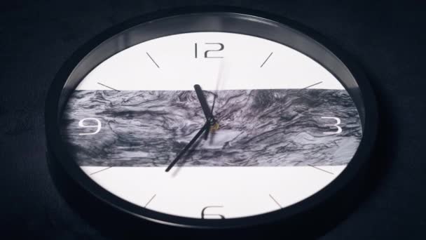 ウォールクロックは時計の針をタイムラプスで回転させる 円形のダイヤルクローズアップはゆっくりと回転し 秒の矢印を移動します 時間切れだ 時間の完全な回転 または — ストック動画