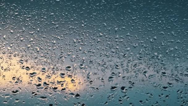 Краплі Повільно Течуть Склянкою Вікна Тлі Барвистого Заходу Сонця Помаранчеве — стокове відео
