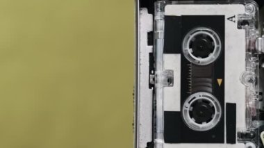 Klasik mikro kaset kaydedici ayakta dikiliyor. Mikro kaseti yakın plan ve yeşil arkaplanda kayıt cihazı. Kayıt, kayıt sesi, diktafon