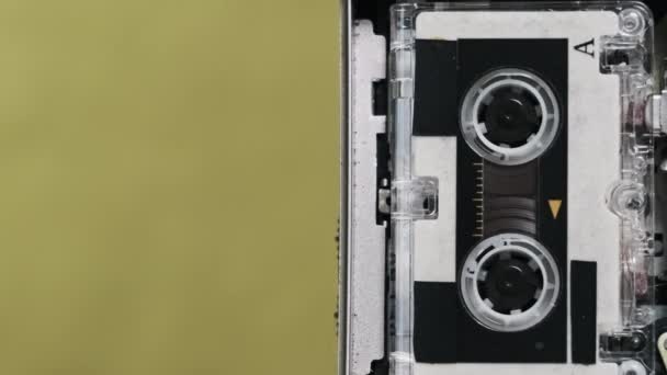 老式微型盒式磁带录音机立正录音 在绿色背景的录音机中的微型盒式磁带和滚动磁带的特写 电话录音 Rec语音 录音机 — 图库视频影像