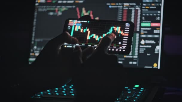 Інвестор Перевіряє Криптографічний Ринок Мобільному Додатку Трейдер Аналізує Ціну Btc — стокове відео