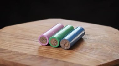 Lityum bataryası 18650, yakın çekimde dönüyor. Cihaz için lityum pil. Lityum-iyon makro şarj edilebilir akümülatör. Mobil cihazlar için elektrik kaynağı. Geri dönüşüm sorunu, çevre, teknoloji