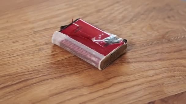 배터리는 클로즈업을 회전합니다 배터리 매크로에 재충전용 축적기 모바일 장치를 재활용 — 비디오