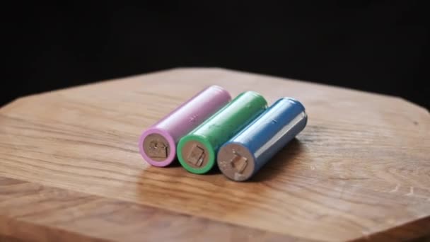 Litiumbatteri 18650 Roterar Närbild Litiumbatteri För Enhet Uppladdningsbar Litiumjonackumulator Makro — Stockvideo