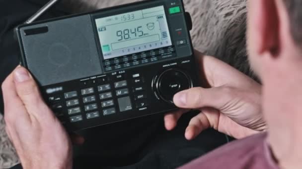 Modern Radyo Dijital Lcd Ölçekli Radyo Istasyonlarının Insan Arama Frekansları — Stok video