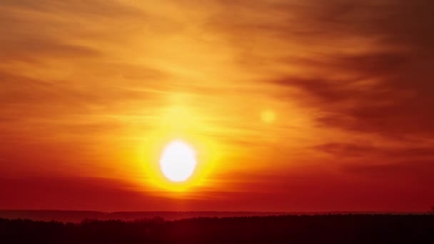 Zachód Słońca Nad Horyzontem Pomarańczowym Niebie Miękkimi Chmurami Timelapse Jasne — Wideo stockowe