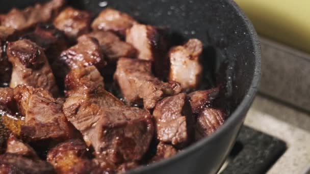 猪肉片放在自家厨房的油锅里煎 开胃的多汁切碎的肉在炉子上的一个不粘的煎锅里烹调和烘烤 食品准备 — 图库视频影像