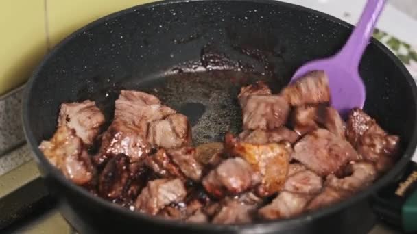 Pezzi Carne Maiale Sono Fritti Una Padella Friggere Una Cucina — Video Stock