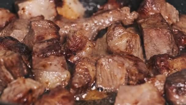 猪肉片放在自家厨房的油锅里煎 开胃的多汁切碎的肉在炉子上的一个不粘的煎锅里烹调和烘烤 食品准备 — 图库视频影像