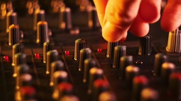 Lautstärkeregler Audio Mischpult Neon Nahaufnahme Anpassen Tontechniker Bewegen Fader Pegel — Stockvideo