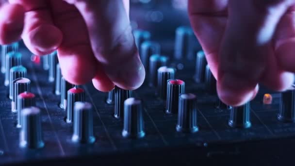 Ses Mühendisi Ses Karıştırıcı Konsolundaki Faders Seviyesini Neon Işığı Yakın — Stok video